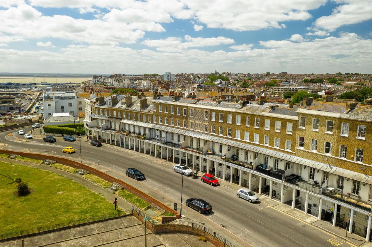 Beach View: Stunning Sea View & Balcony Apartment Ramsgate Bagian luar foto